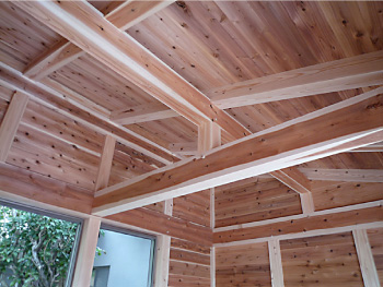 板倉構法は日本伝統の木造工法である校倉工法を住宅に応用した工法です。